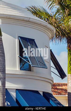 L'architecture au regent village, l'un des principales zones de shopping à Providenciales, la plus touristique des îles Turks et Caicos, dans les Caraïbes Banque D'Images