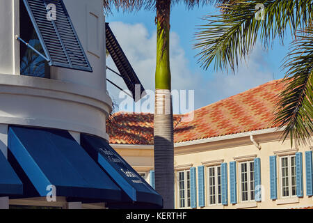 L'architecture au regent village, l'un des principales zones de shopping à Providenciales, la plus touristique des îles Turks et Caicos, dans les Caraïbes Banque D'Images