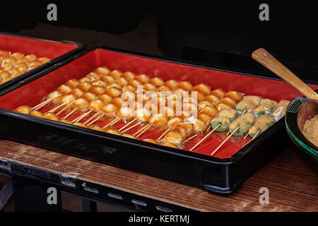 Bonbons japonais appelé mitarashi quenelles dans une boîte Banque D'Images