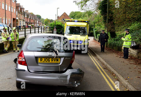 Services d'urgence (ambulance, incendie et police) sur les lieux d'un accident de la route, Haslemere, Surrey, Royaume-Uni. Samedi 30 septembre 2017. Banque D'Images