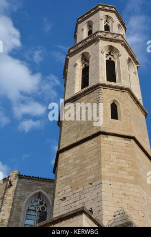 Tour de l'église de Sant Pere de Figueres lors d'une journée ensoleillée Banque D'Images