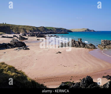 Mer calme, ciel bleu profond, belle plage de sable à Sangomore Sango (sables bitumineux), Durness, Sutherland, sur la côte nord, route 500 Highlands écossais, UK Banque D'Images