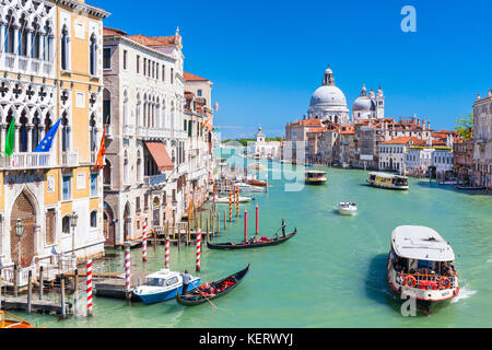 Venise Italie Venise actv Vaporettos taxi ou bus de l'eau et de petits bateaux à moteur Venise Grand Canal près de l'église Santa Maria della Salute Venise Italie Banque D'Images