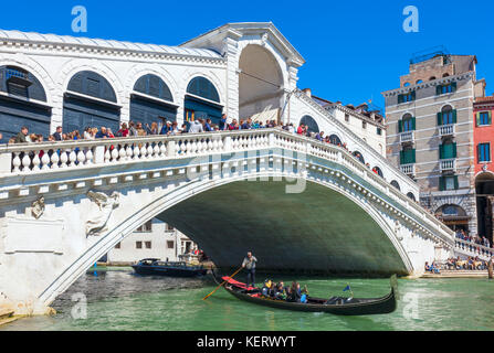 Venise ITALIE VENISE Gondoliers de touristes en gondoles passant sous le pont du Rialto sur le Grand canal Venise Italie Europe de l'UE Banque D'Images