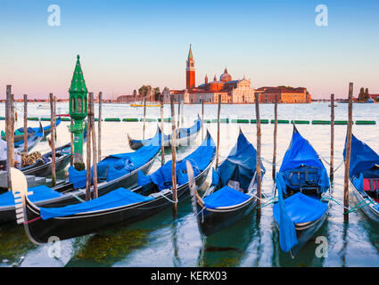 Italie Venise Italie amarré gondoles sur le Grand Canal Venise face à l'île de San Giorgio Maggiore Venise Italie Europe de l'UE Banque D'Images