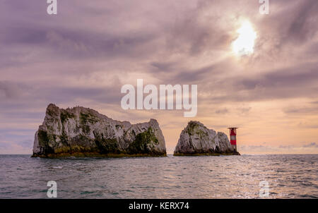 Les aiguilles sur l'île de Wight UK vue du niveau de la mer jusqu'en début de soirée la fin de l'été. Banque D'Images