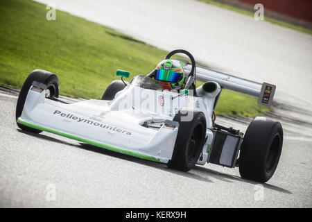 Andrew Park sur le chemin de la victoire, lors de la première course de Formule Ford historique 2000 hscc, championnat à Silverstone Banque D'Images