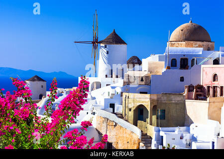 Belle île de Santorin,viiew avec des maisons traditionnelles,moulin et dome,cyclades,grèce. Banque D'Images