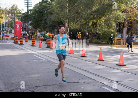 TORONTO, ON/CANADA - 22 OCT 2017 : le coureur de marathon Kyle franchit le point de retournement de 33 km au marathon riverain de Toronto de la Banque Scotia 2017. Banque D'Images