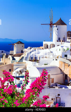 Belle vue sur l'île de Santorin, avec ses maisons blanches traditionnelles et dome,cyclades,grèce. Banque D'Images