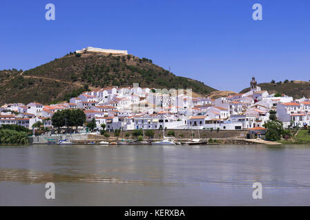 Petite ville espagnole de Sanlúcar de Guadiana de partout dans la rivière Guadiana à Alcoutim Portugal Banque D'Images