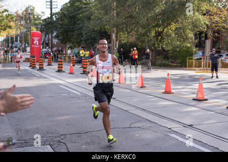 TORONTO, ON/CANADA - 22 OCT 2017 : Christopher, coureur de marathon, franchit le point de retournement de 33 km au marathon riverain de Toronto de la Banque Scotia 2017. Banque D'Images