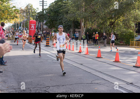 TORONTO, ON/CANADA - 22 OCT 2017 : les coureurs de marathon franchissent le point de retournement de 33 km au marathon riverain de Toronto de la Banque Scotia 2017. Banque D'Images