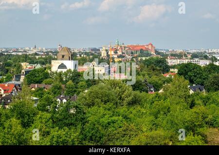 Cracovie, Pologne - 27 août 2017 : vue de la ville de Cracovie et du château royal de Wawel à partir de la lagune de zakrzowek. Banque D'Images