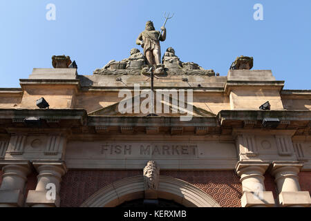 En tête de la statue de nepture vieux marché aux poissons à Newcastle-upon-Tyne, en Angleterre. le marché historique hall se trouve sur le quai. Banque D'Images