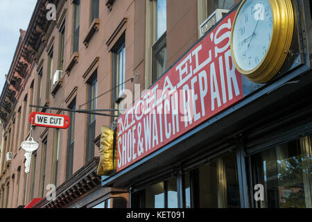 A watch and clock repair shop in Brooklyn, New York Banque D'Images
