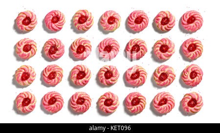 Vue aérienne d'un motif coloré d'amaretti, cerise amande, cookies isolé sur fond blanc Banque D'Images