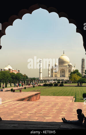 Les jeunes enfants indiens admirant le Mausolée du Taj Mahal à Agra, Uttar Pradesh, Inde. Banque D'Images