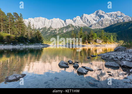 Lake Lac eibsee avec sasseninsel et zugspitze wetterstein, plage, près de Grainau, Upper Bavaria, Bavaria, Germany Banque D'Images