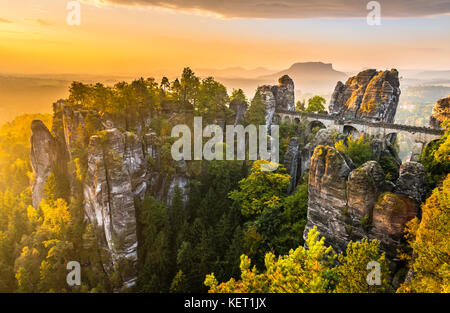 Avis de bastei, pont bastei au lever du soleil, à l'arrière la lilienstein, des montagnes de grès de l'elbe, rathen Banque D'Images