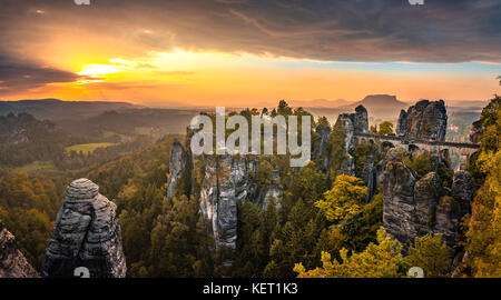 Avis de bastei, pont bastei au lever du soleil, à l'arrière la lilienstein, des montagnes de grès de l'elbe, rathen Banque D'Images