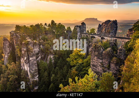 Avis de bastei, pont bastei au lever du soleil, à l'arrière la lilienstein, des montagnes de grès de l'elbe, rathen Banque D'Images