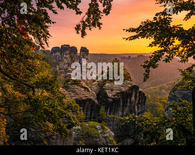 Schrammsteine autour de la bastei au lever du soleil, des montagnes de grès de l'elbe, rathen, parc national Suisse saxonne, Saxe, Allemagne Banque D'Images