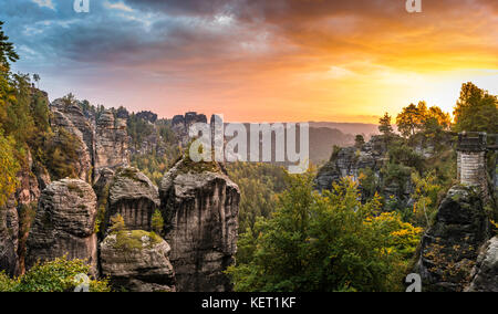 Schrammsteine autour de la bastei au lever du soleil, des montagnes de grès de l'elbe, rathen, parc national Suisse saxonne, Saxe, Allemagne Banque D'Images