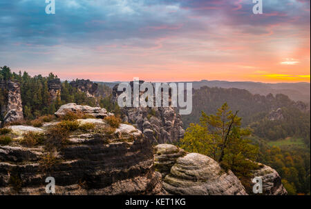 Schrammsteine autour de la bastei au lever du soleil, des montagnes de grès de l'elbe, rathen, parc national Suisse saxonne, Saxe, Allemagne Banque D'Images