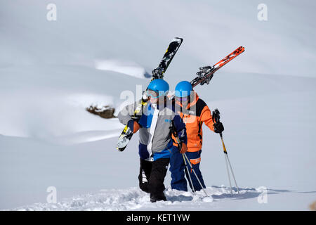 Skieurs marchant avec des skis à épaulement dans la neige, Freerider, Hochfügen, Zillertal, Tyrol, Autriche Banque D'Images