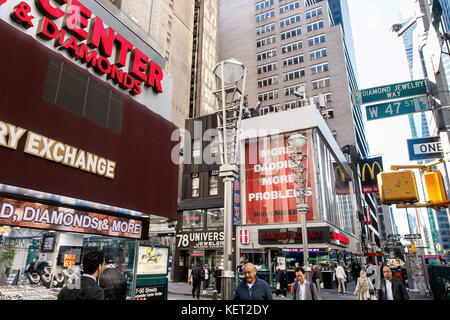 Intersection de West 47th Street et 6th Avenue à NEW YORK - un bord du quartier diamantaire. Banque D'Images