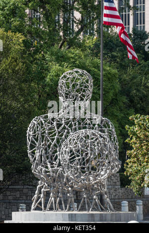 Tony Cragg est 26 pieds de sculpture en aluminium, les événements du monde, est un monument d'Atlanta, en Géorgie en regard de l'Woodruff Arts Center et High Museum of Art. Banque D'Images