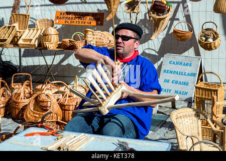 Un homme est le tissage de paniers de foire d'automne à Annecy, Haute Savoie, France Banque D'Images