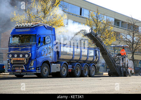 Salo, Finlande - le 15 octobre 2017 : camion benne volvo fh et fraiseuse de asphalte wirtgen au travail sur une rue de ville. l'asphalte des rues est en cours d'mill Banque D'Images