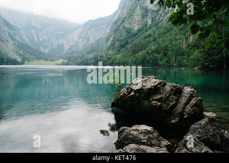 Vue panoramique de l'Obersee en Bavière un jour brumeux Banque D'Images