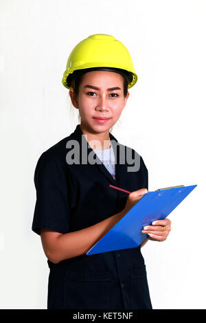 Les femmes asiatiques sont les ingénieurs et techniciens de contrôle de la liste au tableau Banque D'Images