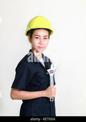 Ingénieur asiatique pour femmes tenant une clé à la main, préparé pour les réparations . Banque D'Images