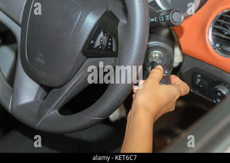 Mains de femme détiennent la clé pour démarrer la voiture, selective focus on hand Banque D'Images