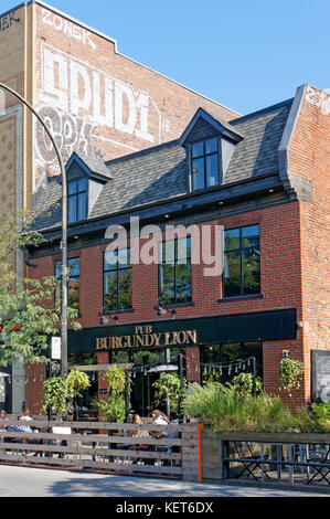 Les gens assis à l'extérieur à la Pub, un Lion de Bourgogne British pub dans la Petite Bourgogne, Rue Notre-Dame, Montréal, Québec, Canada Banque D'Images