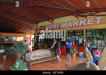 Boutique de souvenirs à Rancho La Pavona à Tortuguero, transfert de la rivière Rio Suerte, province de Limón, Costa Rica, la mer des Caraïbes, l'Amérique centrale Banque D'Images