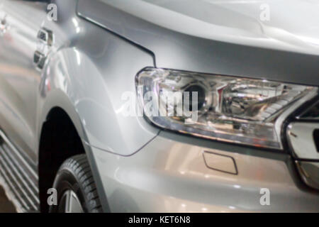 Flou et fermer le croisement des voitures Banque D'Images