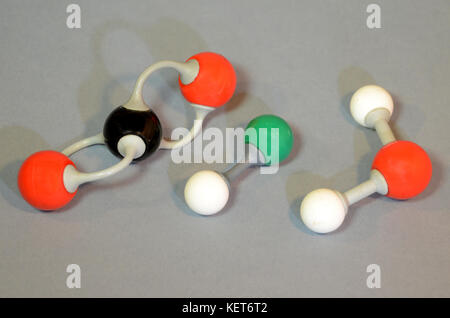 Molécule modèle de (gauche à droite) : dioxyde de carbone, gaz chlorhydrique et l'eau. Le rouge est l'oxygène, le noir de carbone est vert, est le chlore, et le blanc est hydroge Banque D'Images