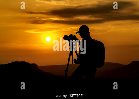 Silhouette de femmes asiatiques photographie prendre une photo avec vue sur la montagne au coucher du soleil ,soft focus Banque D'Images