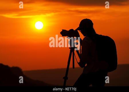 Silhouette de femmes asiatiques photographie prendre une photo avec vue sur la montagne au coucher du soleil ,soft focus Banque D'Images