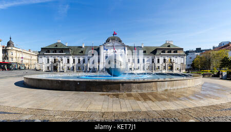 Bratislava, Slovaquie - 18 juin 2017 : le palais grassalkovich, Slovaquie président residence, vue panoramique avec fontaine en face Banque D'Images
