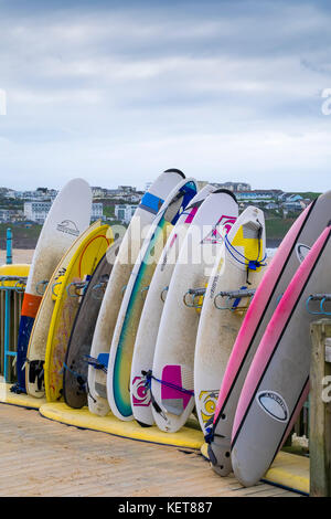 Surfing Fistral Beach - planches de surf assorties empilées dans un casier de rangement à Fistral Beach Newquay Cornwall. Banque D'Images