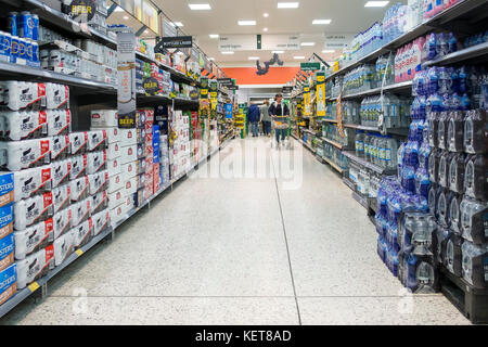 Shopping dans un supermarché Morrisons - shoppers dans une allée dans un supermarché Morrisons. Banque D'Images