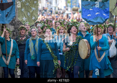 La Mallette des chanteurs dans l'Ordinalia cornique - Mystères effectuées pendant le jour deux Kemeneth Penryn un heritage festival à Penryn Co Banque D'Images