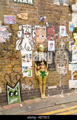 Multitude de pièces d'art de rue sur le mur à l'intersection de la rue Buxton et Brick Lane à Londres, Angleterre Banque D'Images