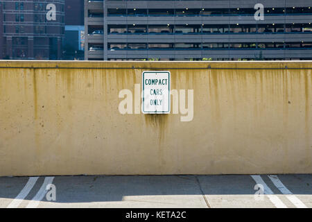 Un petit parking pour voitures compactes qu'à l'hôtel Cambria au centre-ville de Pittsburgh, Pennsylvanie. Banque D'Images